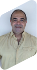 Retrato de Marcio Silva, homem de cabelo liso, curto e preto. Ele está sorrindo para a foto e usa camisa amarela.