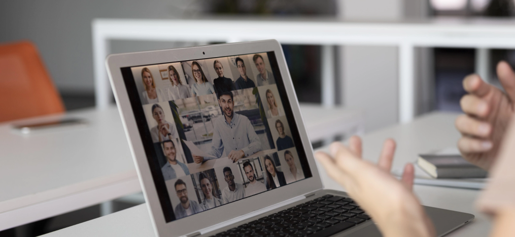 Notebook screen shot with an online meeting, containing the photo of several participants.