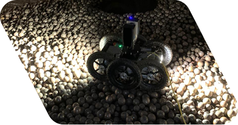 Robô móvel para aplicação industrial e ambiental em um local com diversas superfícies metálicas.
