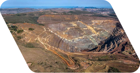 Foto aérea de uma mina aberta