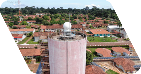 Vista aérea das vegetações e casas de uma cidade.