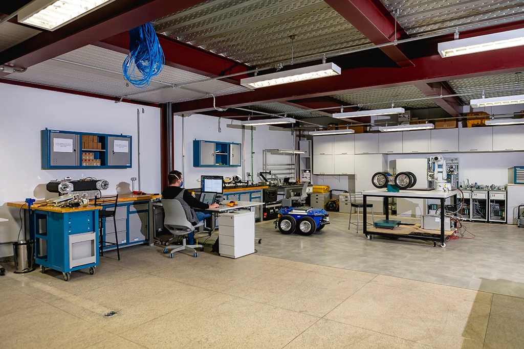 Laboratório de pesquisa e inovação do Instituto Tecnológico Vale, com robôs e equipamentos de ponta.