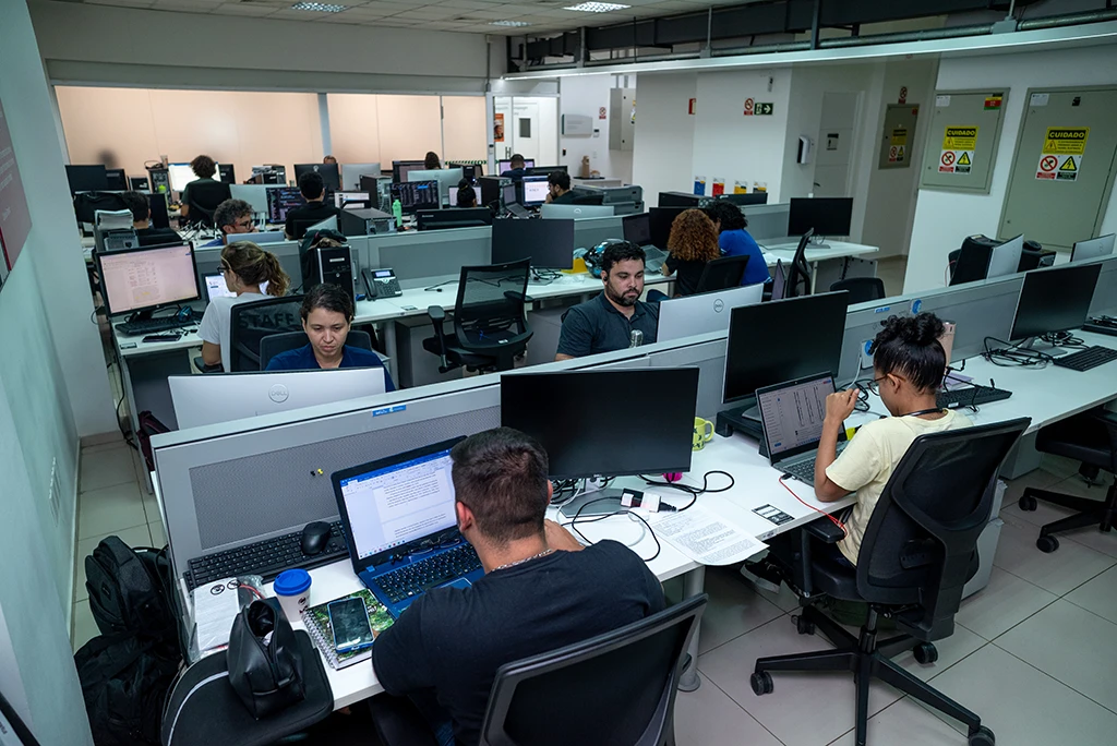 Pesquisadores e bolsistas trabalhando no espaço de escritório do Instituto Tecnológico Vale.