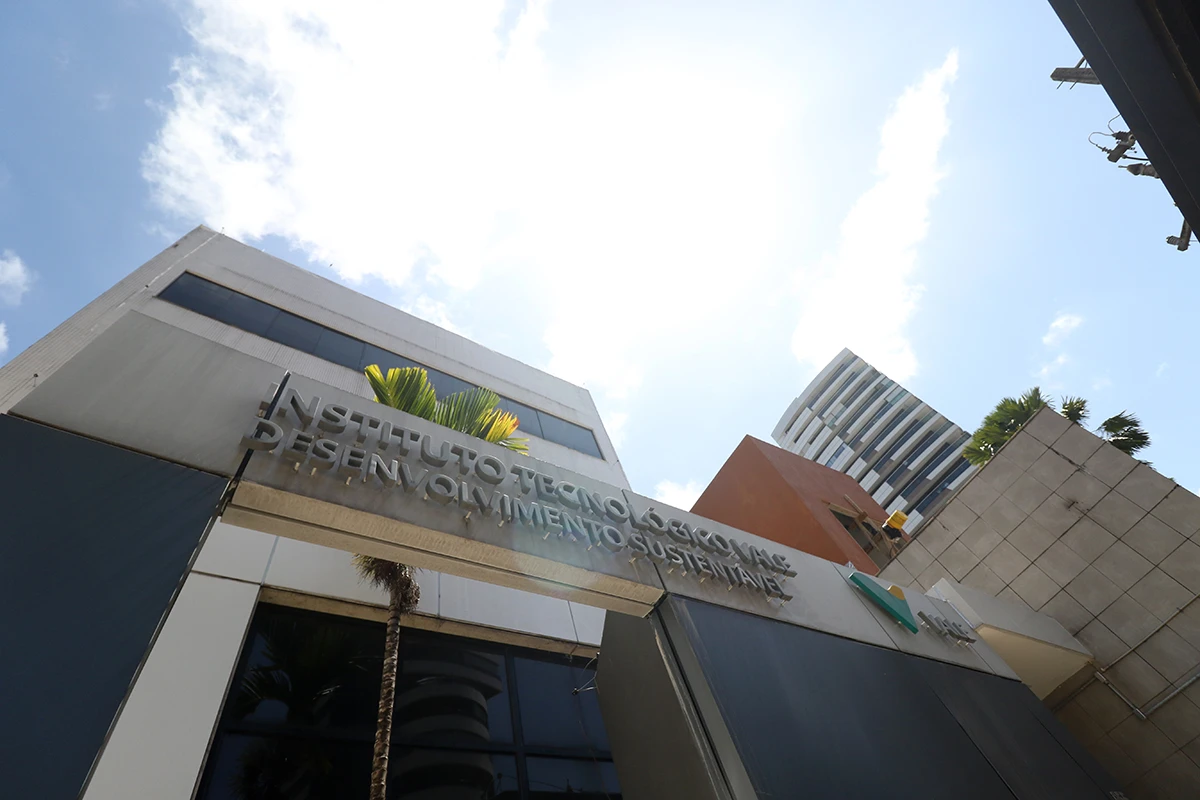Vista de baixo da fachada de um prédio, com o letreiro 'Instituto Tecnológico Desenvolvimento Sustentável' em relevo.